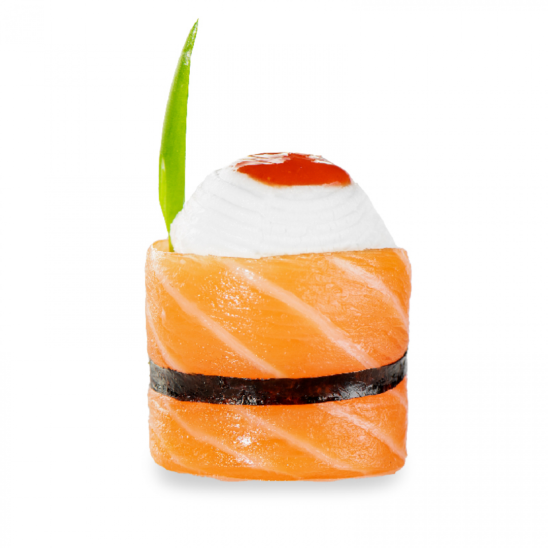 Гункан з лососем, крем-сиром та пікантним соусом